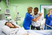 Finn (Christopher Kohn, 2.v.l.) muss Moritz (Tijan Njie) zurückhalten, der nichts für Michelle (Franziska Benz, l.) tun kann.... (r. Amrei Haardt als Nathalie)