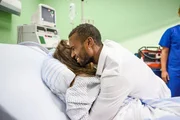 Moritz (Tijan Njie) muss mitansehen, wie Michelle (Franziska Benz) stirbt...