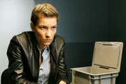 Kommissarin Annika Rose (Christiane Nothofer) vernimmt den fassungslosen Ronny, der sich verzweifelt zu verteidigen versucht.