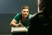 Ronny (Bela Klentze) beteuert vor der Kommissarin verzweifelt seine Unschuld.