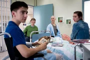 V.l.: Toni Vogel (Ivo Kortlang) wartet auf Alex Breidtbach (Timur Bartels) und Leo Roland (Tim Oliver Schultz). Tabea Roland (Julie Stark) wundert sich, woher Toni die Namen der Jungs weiß, ohne sie zu kennen.