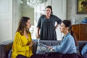 Simone (Tatjana Clasing, r.) erzählt Jenny (Kaja Schmidt-Tychsen, l.) und Vanessa (Julia Augustin), dass sie glaubt, mit Moritz' Hilfe die Eisshow retten zu können.