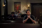 Als Chelsea endgültig zu ihrem Vater zieht, ist Charlie (Charlie Sheen, r.) sehr deprimiert. Nach einem missglückten Selbstmordversuch will er in einen Stripclub fahren - doch vorher macht er einen Abstecher in eine kleine Kirche und bittet Gott um Hilfe ... Als Chelsea endgültig zu ihrem Vater zieht, ist Charlie (Charlie Sheen, r.) sehr deprimiert. Nach einem missglückten Selbstmordversuch will er in einen Stripclub fahren - doch vorher macht er einen Abstecher in eine kleine Kirche und bittet Gott um Hilfe ...