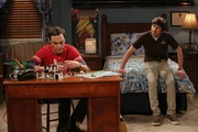Howard (Simon Helberg, r.) und Sheldon (Jim Parsons, l.) sind noch immer gemeinsam in Texas unterwegs und wollen Sheldons Mutter einen &Uuml;berraschungsbesuch abstatten. Doch das ist keine gute Idee ...