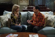 Alans (Jon Cryer, r.) Freundin Lyndsey (Courtney Thorne-Smith, l.) hat eine Vergangenheit als Buchmacherin, von der Alan allerdings nichts wissen soll. Sie vertraut sich Charlie an, bittet ihn aber, nichts zu verraten. Alan sp&uuml;rt, dass zwischen den beiden irgendetwas l&auml;uft und vermutet ein Verh&auml;ltnis zwischen ihnen. Er &uuml;bertreibt mal wieder ma&szlig;los und macht in seinem Wahn alles zunichte ...