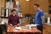 Haben sich Sheldon (Jim Parsons, r.) und Howard (Simon Helberg, l.) bei der Dekonstruktion der Drohne &uuml;bersch&auml;tzt?