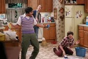 Was ist hier den los? Raj (Kunal Nayyar, l.), Howard (Simon Helberg, r.) und Stuart (Kevin Sussman, M.) ...