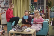F&uuml;r Pennys (Kaley Cuoco, l.) Junggesellinnenabschied haben sich Amy (Mayim Bialik, M.) und Bernadette (Melissa Rauch, r.) das volle Programm ausgedacht: Umstyling, ganz viel Alkohol und angetrunkene Gest&auml;ndnisse ...