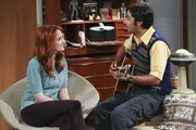 Als Raj (Kunal Nayyar, r.) Emily (Laura Spencer, l.) das Lied vorspielt, dass er und Howard geschrieben haben, ist sie nicht wirklich begeistert ...