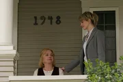 Die Wahrheit ist nicht leicht zu ertragen: Det. Lilly Rush (Kathryn Morris, r.) versucht, Carol (Lee Garlington, l.) zu beruhigen ...