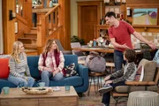 (v.l.n.r.) Gemma Johnson (Beth Behrs); Brittany (Deborah Baker jr.); Dave Johnson (Max Greenfield); Grover Johnson (Hank Greenspan)