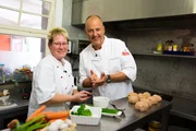 Bettina Schmitz (l.) würde alles dafür tun, dass ihr Restaurant "Alt Neuwerk" erhalten bleibt. Kann Frank Rosin (r.) ihr wertvolle Tipps geben? Bettina Schmitz (l.) würde alles dafür tun, dass ihr Restaurant "Alt Neuwerk" erhalten bleibt. Kann Frank Rosin (r.) ihr wertvolle Tipps geben?