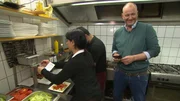 Das Team von "XXL-Food-King" versucht Frank Rosins Testesser zu überzeugen