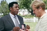 Nachdem eine Frauenleiche gefunden wurde ist Detecive Ridley (Ernie Hudson, l.) auf der Suche nach Hinweisen. Hat Harvey Bigsby (Brian Kerwin, r.) etwas damit zu tun?