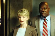 Das Alibi des Hauptverdächtigen ist lupenrein. Nun müssen Det. Lilly Rush (Kathryn Morris, l.) und Det. Will Jeffries (Thom Barry, r.) die Ermittlungen in einem dreifachen Mord neu aufrollen ...