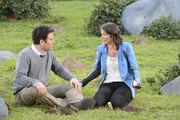 Gemeinsam versuchen sie, das Medaillon zu finden: Robin (Cobie Smulders, r.) und Ted (Josh Radnor, l.) ...