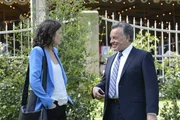 Während Barney mit Robins (Cobie Smulders, l.) Vater (Ray Wise, r.) Laser-Tag spielt, versucht sie, im Central Park ein Medaillon zu finden, das sie als junges Mädchen dort heimlich vergraben hatte ...