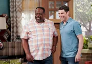 Calvin Butler (Cedric the Entertainer, l.); Dave Johnson (Max Greenfield, r.)