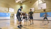 Während Danny (Donnie Wahlberg, l.) und Jamie (Will Estes, r.) nur in Ruhe Baskettball spielen wollen, haben es ihre Teamkollegen auf etwas anderes abgesehen ...