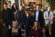 Müssen erfahren, dass Under Secretary of Defense Duggan die Ermittlungen an sich reißt, um den Maulwurf im Team zu finden: Callen (Chris O'Donnell, hinten M.), Sam (LL Cool J, hinten l.) Deeks (Eric Christian Olsen, hinten 2.v.l.), Kensi (Daniel Ruah, hinten 3.v.l.), Hetty (Linda Hunt, hinten 3.v.r.), Granger (Miguel Ferrer, hinten 2.v.r.) und Eric (Barrett Foa, hinten r.) ...
