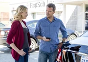 Während Kensi immer noch im Krankenhaus ist, bekommen Callen (Chris O'Donnell, r.) und das restliche Team von Anna Kolcheck (Bar Paly, l.) Unterstützung bei den Ermittlungen ...
