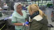 Julia Leischik (r.) überrascht Tanja (l.), die ihre Schwester Helene sucht ...