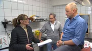 Stefano (M.) und seine Frau Eva (l.) brauchen dringend Hilfe, denn ihnen bleiben nicht nur die Gäste aus, sondern auch die Stimmung ist im Lokal nicht mehr die Beste. Kann Frank Rosin (r.) den Quereinsteigern zu einem gut laufenden Lokal verhelfen?