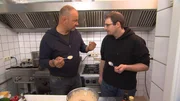 Kann Sternekoch Frank Rosin (l.) dem verzweifelten Wirt wirklich in kürzester Zeit beibringen, wie man aus guten Zutaten richtig gute Mahlzeiten zubereiten kann? Kann Sternekoch Frank Rosin (l.) dem verzweifelten Wirt wirklich in kürzester Zeit beibringen, wie man aus guten Zutaten richtig gute Mahlzeiten zubereiten kann?