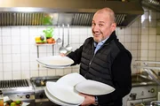 (11. Staffel) - Sternekoch Frank Rosin hat jeweils nur einige Tage Zeit, um die Gastrobetriebe wieder auf Vordermann zu bringen. (11. Staffel) - Sternekoch Frank Rosin hat jeweils nur einige Tage Zeit, um die Gastrobetriebe wieder auf Vordermann zu bringen.