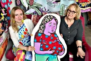 Kulturplatz - Mutter mit 17 - Teenager-Schwangerschaft damals und heute. Wanda Dufner und Elisabeth Meister sitzen mit der Comicfigur einer schwangeren Frau auf dem Sofa. Kulturplatz - Mutter mit 17 - Teenager-Schwangerschaft damals und heute. Wanda Dufner und Elisabeth Meister sitzen mit der Comicfigur einer schwangeren Frau auf dem Sofa.