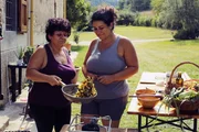 Zu Tisch. Bologna - Italien. Luisa und Tochter Anna füllen die Tortellini mit Gemüse aus dem eigenen Garten.