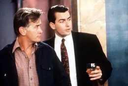 Carl Fox (Martin Sheen, l.), der Vater von Bud (Charlie Sheen, r.), arbeitet als Mechaniker und Gewerkschafter bei einer Firma, die Gekko aufgekauft hat, um damit gro&szlig;e Gewinne zu erzielen - auf Kosten der Arbeitspl&auml;tze, versteht sich ...