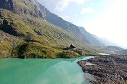 Der Gradensee mit der idyllisch gelegenen Adolf-No&szlig;berger-H&uuml;tte.