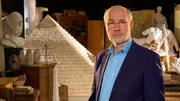 In der 5. Staffel der "Ungel&ouml;sten F&auml;lle der Arch&auml;ologie" befasst sich Harald Lesch mit dem Geheimnis der weltweit zu findenden Pyramiden.