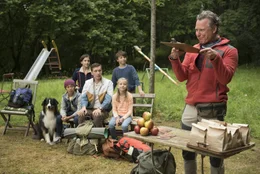 Die 3-Tages-Wanderung kann beginnen: Becky (Dirk Borchardt, re.) begr&uuml;&szlig;t die Teilnehmer, darunter Dick (Ron Antony Renzenbrink), George (Allegra Tinnefeld), Marty (Jacob Matschenz), Anne (Amelie Lammers), Julian (Marinus Hohmann).