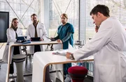Dr. Ben Ahlbecks (Philipp Danne, r.) Kollegen: Dr. Julia Berger (Mirka Pigulla, l.), Dr. Marc Lindner (Christian Beermann, 2.v.l.) und Dr. Mikko Rantala (Luan Gummich, 2.v.r.) beobachten, wie er versucht alles unter einen Hut zu bekommen und dabei ganz schön rotiert. Braucht Dr. Ahlbeck Hilfe?