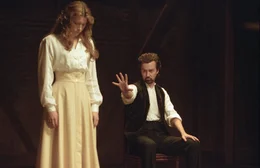Eines Tages trifft der ber&uuml;hmte Illusionist Eisenheim (Edward Norton, r.) im Wien der Jahrhundertwende w&auml;hrend einer Vorstellung auf seine Jugendliebe Sophie (Jessica Biel, l.), die mittlerweile mit dem &ouml;sterreichischen Kronprinzen Leopold liiert ist, der den Magier des Betrugs &uuml;berf&uuml;hren m&ouml;chte - koste es, was es wolle ...