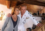Maria (Gaby Dohm) beherbergt den alternden Elvis-Imitator Steffen (G&uuml;nther Maria Halmer), der sich bei einem Auftritt einen Hexenschuss zugezogen hat.