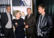 Bonhoff (Wolfgang Krewe, re.) und Kehler (Wolfgang Bathke, 2.v.re.) versuchen von der Frau des Ermordeten, Eva Moser (Angelika Bartsch), und dem ehemaligen Mitarbeiter Gunter Strauss (Claudius Freyer, li.) etwas über ein mögliches Motiv zu erfahren.
