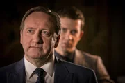 DCI John Barnaby (Neil Dudgeon, l.) und sein Assistent DS Jamie Winter (Nick Hendrix) ermitteln in einer kleinen Brauerei in Causton Abbey. Hier wurde die Leiche eines Mannes in einem Braukessel gefunden.