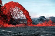 Eruptierende Lava bei Tag