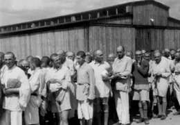 Diese M&auml;nner des Transports gelten als "einsatzf&auml;hig" &ndash; die zivile Kleidung ist ihnen bereits genommen worden, auch sie werden nun Arbeitssklaven f&uuml;r das Deutsche Reich.