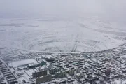 Die Minenstadt Mirny in Jakutien in Russland grenzt direkt an das Diamantenbergwerk Mir an. Die Minenstadt Mirny in Jakutien in Russland grenzt direkt an das Diamantenbergwerk Mir an.