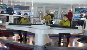 Captain Kirk (Chris Pine, M.) hat das Kommando auf der Enterprise und kann sich blind auf Chefingenieur Pavel Chekov (Anton Yelchin, l.) und Lieutenant Hikaru Sulu (John Cho, r.) verlassen.