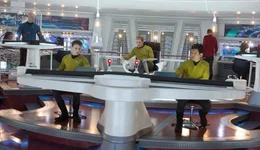 Captain Kirk (Chris Pine, M.) hat das Kommando auf der Enterprise und kann sich blind auf Chefingenieur Pavel Chekov (Anton Yelchin, l.) und Lieutenant Hikaru Sulu (John Cho, r.) verlassen.