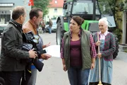 Moni fühlt den Touristen auf den Zahn. Von links: Monika Vogl (Christine Reimer) und Theresa Brunner (Ursula Erber). Moni fühlt den Touristen auf den Zahn. Von links: Monika Vogl (Christine Reimer) und Theresa Brunner (Ursula Erber).