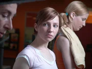 Obwohl sich Rebecca (Katharina Sch&uuml;ttler, M.) gro&szlig;e M&uuml;he gibt, ihrer zuk&uuml;nftigen Schwiegermutter Gerlinde (Adele Neuhauser, l.) und der Schw&auml;gerin (Astrid Posner, r.) zu gefallen, scheinen alle Bem&uuml;hungen fehl zu schlagen ...