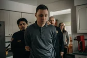 Ein junger Mann wird verhaftet.
