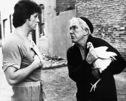 Der alte Mickey (Burgess Meredith, r.) hat unkonservative Trainingsmethoden, um Rocky (Sylvester Stallone, l.) wieder auf Vordermann zu bringen.