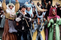 Um von den schurkischen M&auml;nnern des Sheriffs nicht erkannt zu werden, verkleiden sich Robin (Cary Elwes, 2.v.l.) und seine M&auml;nner (Eric Allan Kramer, l., Matthew Porretta, 3.v.r., David Chappelle, 2.v.r., Mark Blankfield, r.). Doch nur, weil sie Strumpfhosen und Frauenkleider tragen, sind sie noch lange keine Tunten - oder?